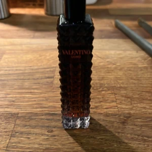 Valentino coral fantasy 15 ml - Tjo! Säljer en 15 ml Coral fantasy då den kom som extra när ja köpte flaskan. Den har endast provsprayat och den luktar helt fantastiskt. Kolla online för rewives. Kom med bud