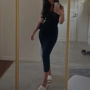 Klänning - Svart långklänning i nyskick. Jag är 165! Stretchigt material❤️❤️