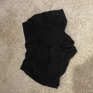Mjukis shorts från Monki i svart. Basic och i bra skick. 
