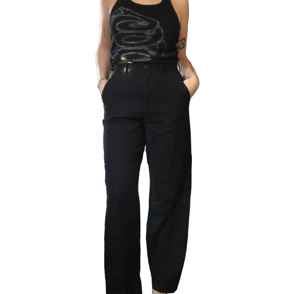 Svarta kostymbyxor, högmidjade och vida i benen. Använda men i fint skick🫶🏼. Jeans & Byxor.