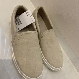 Sneakers oanvänd  - Oanvända sneakers med lappen på för 350kr