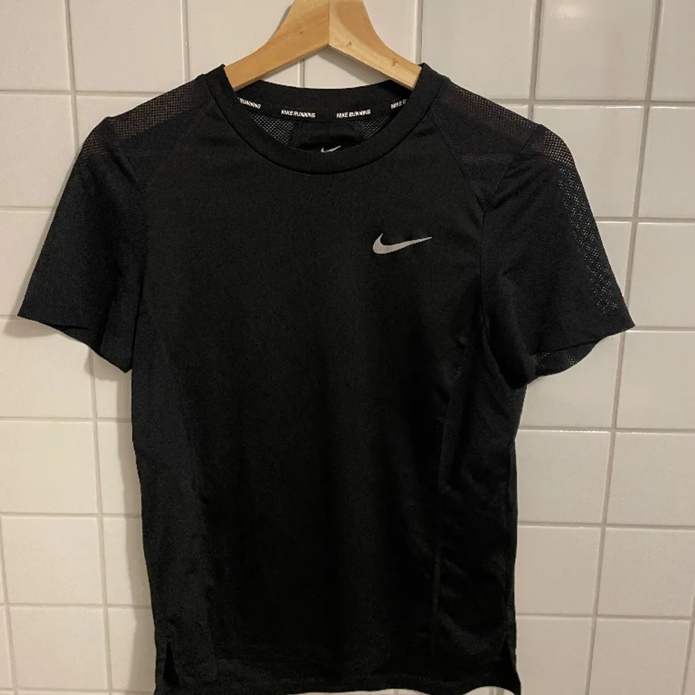 Nike träningströja i storlek S. T-shirts.