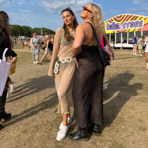 Glittrig klänning - En genomskinlig glittrig klänning från H&M. Perfekt för festivaler i sommar. 