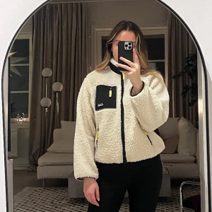 Fleecejacka  - Fleecejacka från h&m i Stl M. Den är ganska tunn och har mestadels använts i vår och höst. Är i fint skick. 
