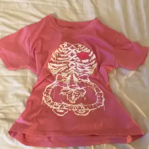 En fin rosa T-shirt som jag kan inte använda längre, den är i bra skick, och har inte används så mycket!
