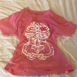 Rosa T-shirt - En fin rosa T-shirt som jag kan inte använda längre, den är i bra skick, och har inte används så mycket!