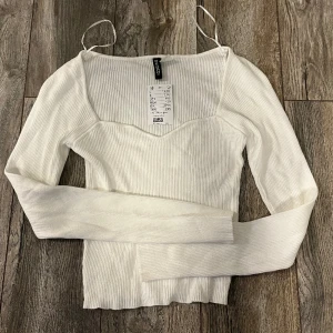 ribbad tröja från h&m - Vit långärmat tröja från H&M i storlek S. Aldrig använd och lappen är kvar. Perfekt skick