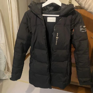 Sail racing jacka  - Säljer min sail racing jacka storlek S, med en fin passform på kroppen. Använt en halv vinter och är i nyskick. Pris kan diskuteras vid snabb affär!! För fler bilder skriv privat🩷