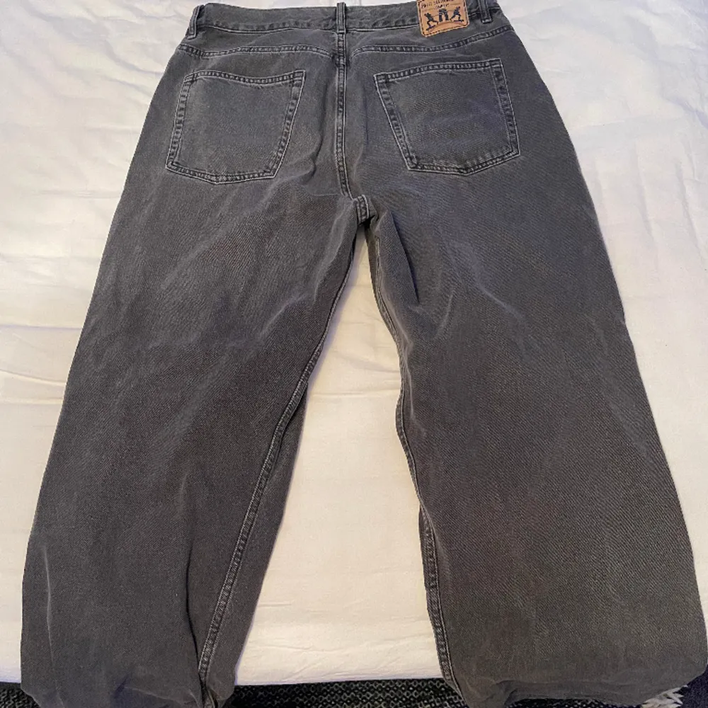 Ett par gråa big skate jeans från sweet skate. Säljer pågrund av använder aldrig. Skriv vid intresse.. Jeans & Byxor.
