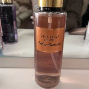 Amber Romance Victoria Secret Body Mist - Body mist från Victoria’s Secret i doften Amber Romance. Endast testad, den är i princip helt full. Köpte i våras. 