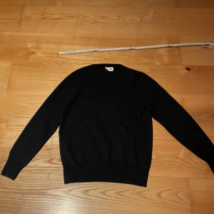 Soft Goat - 100% kashmir  Storlek M men har grymt i tvätten så passar xs  60 cm längd  60 cm arm  47 cm bredd  Nypris är 2250