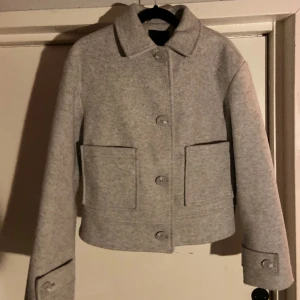 Helt oanvänd Kappa - Jag säljer nu min helt oanvända kappa från Lager 157. Originalpriset är 400kr, men den är slutsåld i både S och Xs. PM för mer bilder/frågor💕💕