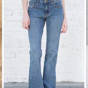 Brandy melville brielle 90s jeans i storlek S. Lågmidjade och flared. Bra skick, inga defekter. Originalpris 42€ Mått: 9