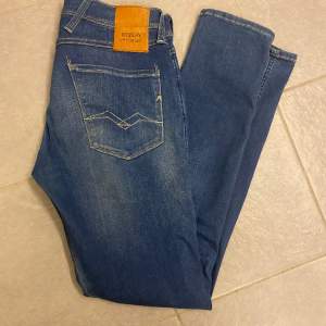 Ett par riktigt snygga jeans från replay. Modellen heter Anbass. 
