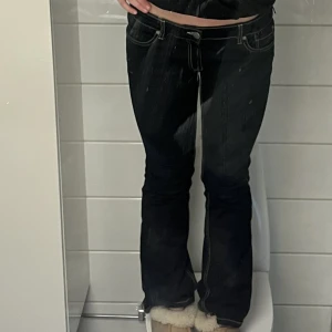 Jeans i nyskick - Nu säljer jag dessa jeans som är i nyskick, jag får ingen användning av dem då dem inte passar mig längre! Jätte snygga i bra skick!  Dem är mörkblå och skulle säga att dem är 26/32 ungefär (lite små på mig som är typ xs) (väldigt mörkblå) Kram Tyra❤️
