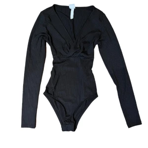 Svart body  - Svart V-ringad body, funkar fint till både fest och vardags. Använd fåtal gånger och i fint skick. Storlek: XS Pris: 59kr