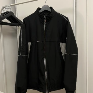 Jacka - Cool jacka från Dobsom i 90-talsstil. Lagomt oversize och helt enkelt skitsnygg på och till vad som helst! Är använd så är inte helt perfekt men vad jag ser inte trasig eller missfärgad. Lite fodrad men inte en vinterjacka. Passat bäst på höst och våren