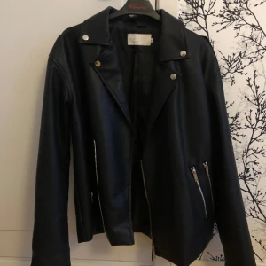 Läderjacka  - Snygg läderjacka i st 38. Knappt använd så väldigt fint skick! 