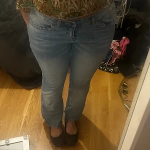 Blåa jeans - Säljer mina jeans pågrund av att de är lite korta i bena och jag är ungefär 160cm! De är väldigt lik Victoria Beckham jeans💕
