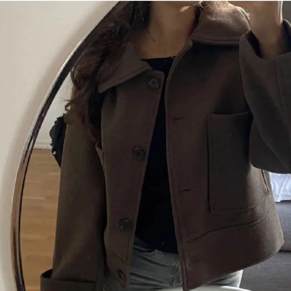 Säljer min sparsamt använda bruna populära kappa från Kappahl köpt i vintras då den ej kommer till användning!💗💗nypris 900kr (lånade bilder). Jackor.