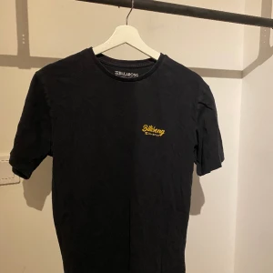 Billabong svart t-shirt - Säljer en cool Billabong T-shirt från Kapstaden🤙🏼 inga synliga fel på denna! Skriv för mer info🤙🏼