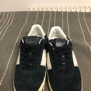 Valentino Flycrews - Hej! Jag säljer dessa feta Valentino flycrewsen, sjukt efterfrågade skor! Skick 8/10 .Tecken på användning syns. 1 nit per sko saknas men inget som märks och går enkelt att fixa. För fler bilder och funderingar tveka inte att höra av er! 