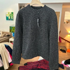 Stickad tröja J.Lindeberg - Stickad tröja av polyamid, bomull o akryl från J.Lindeberg. Storlek m, helt oanvänd och  lapp kvar. 1500 kr nypris.