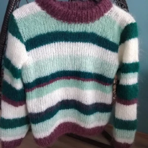 Stickad tröja - Superfin hemstickad randig tröja i ull blandning, så mjuk och inte stickig💕Jättefina färger och bra kvalitet! Passar XS-M beroende på önskad passform. Skriv vid funderingar och kolla in mina andra annonser😇