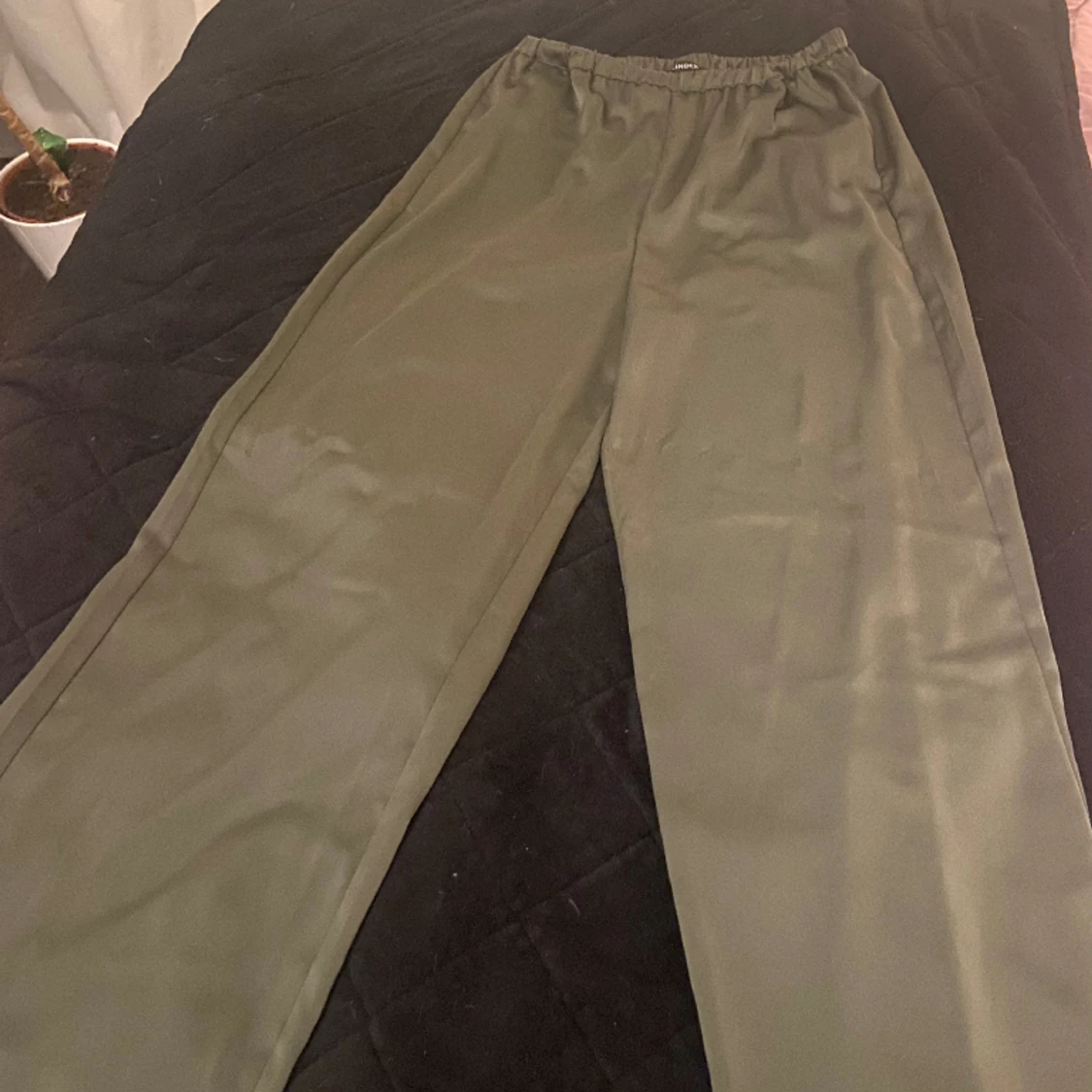 Mörkgröna satinbyxor - 90