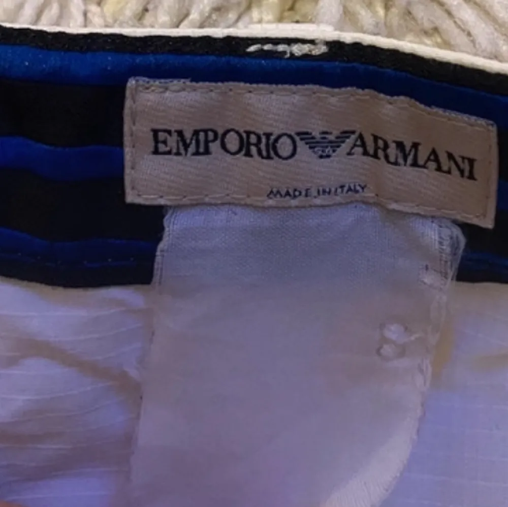 Snygga byxor från Emporio Armani, använt några gånger men bra byxor. Köpta för 2000kr men säljer för mycket billigare pris. . Jeans & Byxor.