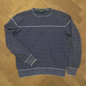 Alan paine tröja - Tja! Säljer min sköna Alan paine tröja i 100% bomull. Låga priset pga lite hål i armhålan. Säljs på Nk för runt 1500, mitt pris 150kr! Skriv till mig vid frågor och funderingar!