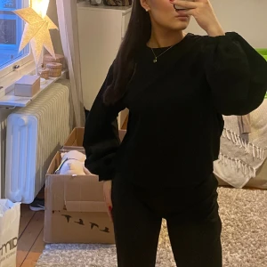 Tröja från zara  - Jättefin tröja från zara som inte kommit till användning. Jättefina ballongärmar och dragkedja i nacken. Strl. S 