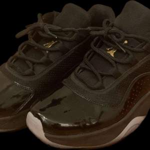 Ett par Nike air Jordan 11 I storlek 43. Svart och guld. Skicket är bra, kom pm för fler frågor. Kan mötas upp.