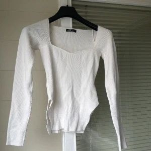 Shein tröja - Vit långärmad tröja från Shein, aldrig haft på mig då den är för liten på mig. V öppning längst ner på tröjan och fin urringning. Storlek M (38). Lite skrynklig på bilden,  stryker den innan jag packar in den. 