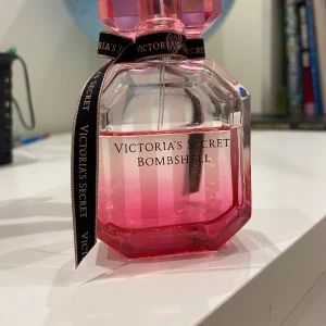 Victoria’s secret eau de parfum - Lite mer än hälften kvar ❤️En fruktig, god doft men kommer inte till användning. Kan tänka mig att diskutera priset. 