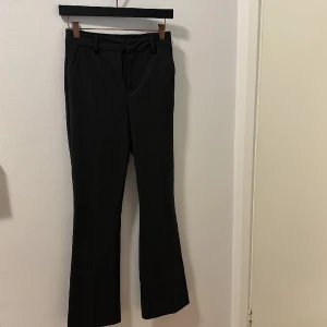 Kostymbyxor  - Klassiska Vilma kostymbyxorna från bikbok i mörkgrå. Super fina och använd en gång 