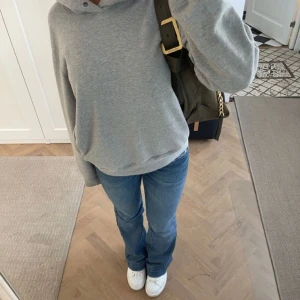 Lowrise jeans💕 - Low rise jeans fina o passar perfekt men har börjat tröttna.. storlek M 200 kr💕