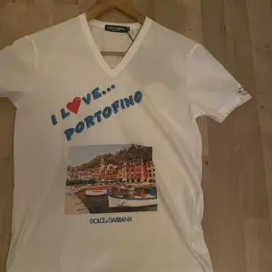 Dolce&Gabbana ”Love Portofino” t-shirt från Re-editon kollektionen. Oanvänd.    Pris kan diskuteras vid snabbt köp.