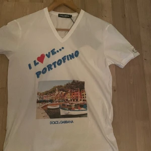 dolce&gabbana  - Dolce&Gabbana ”Love Portofino” t-shirt från Re-editon kollektionen. Oanvänd.    Pris kan diskuteras vid snabbt köp.