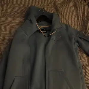 En jättefin zip hoodie från Pelle p som aldrig kommer till användning. Tröjan är i storlek Medium och är liten i storleken. Skicket är 10/10 Nypris 1400kr