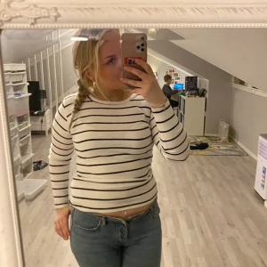 Långärmad tröja  - JÄTTEskön långärmad tröja väldigt mjuk och mysig i storlek M säljer pågrund av obekvämhet i min kropp därav kommer den inte till användning 