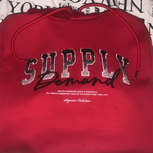 SUPPLY & DEMAND - Snygg sypply demand hoodie, använd fåtal gånger, inget fel på den. Skriv gärna om mer bilder:) (pris kan diskuteras)