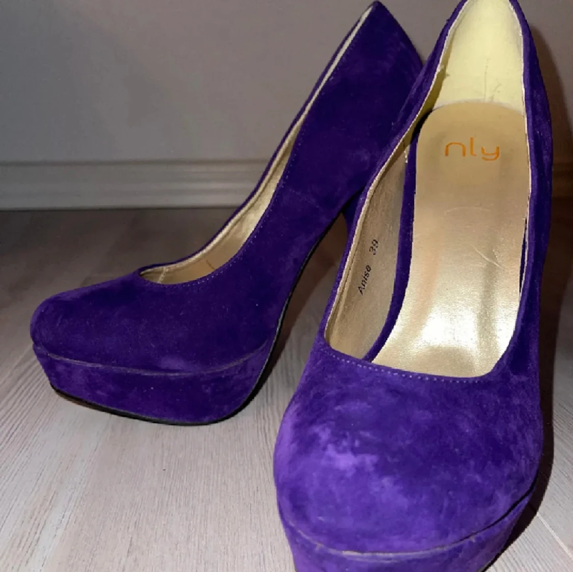 Hej säljer dessa par klackskor i Storlek 39. Helt oanvända, kan mötas upp eller frakta. För frågor är de bara att skicka ett meddelande - 91