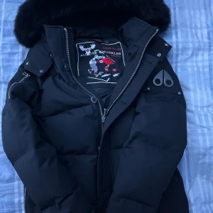 Moose Knuckles Jacka - Äkta! Kvitto finns från Joel o Jolina. Storleken är S/P vilket passar både S och M. Original pris 10999 kr! Skick 10/10! Vid snabb affär kan pris diskuteras. Dm för mer bilder!