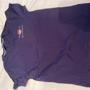 Gant T-shirt  - Säljer nu min mörkblåa T-shirt för använder inte. Inget fel på den. Skriv vid intresse.