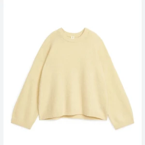 Stickad i alpackablandning - Snygg stickad tröja från arket i alpackablandning i färgen gul/beige. Nypris 990kr