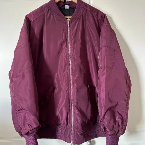 Ny oversize bomberjacka stl S - Oversize bomberjacka så passar även större storlekar beroende på hur man vill att den ska sitta. 