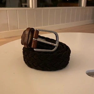 Morris flätat bälte - Flätat Morris bälte. Skick 10/10 har använts ett fåtal gånger. Köpt för 999kr säljer för 399kr. Har fler bilder om man vill ha 🤝⚡️