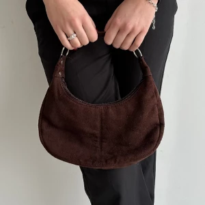 Liten axelväska  - Förväntade mig att väskan skulle vara större & i tjockare material, därav priset. Fortfarande en fin väska men väldigt liten och lätt🫶🏼