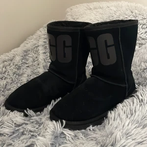 Svarta uggs - Svarta uggs köpta för 1600kr och använda en vinter, alltså förra året 2022. De är använda men i väldigt bra skick och i bra kvalite! Skriv på dm vid mer frågor!💞Priset kan även diskuteras!!